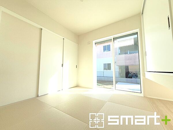 ～使い勝手の良い「和洋室」～ ・畳敷きに建具は洋風、というハイブリッド型の「和洋室」。和室と洋室の良い所を組み合わせたお部屋です。 ・やはり畳の香りは心が落ち着きますね。
