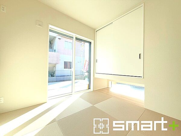 ～使い勝手の良い「和洋室」～ ・畳敷きに建具は洋風、というハイブリッド型の「和洋室」。和室と洋室の良い所を組み合わせたお部屋です。 ・やはり畳の香りは心が落ち着きますね。