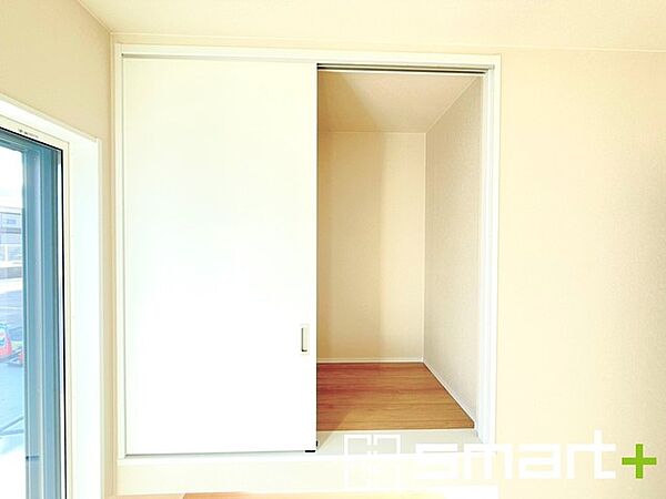 ～収納豊富な洋室～ ・各居室に備え付けの収納をご用意。タンスなどを置く場合と比べ出っ張らないので部屋の中を有効のご活用いただけます。 ・収納の広さなどぜひ現地でご確認くださいませ。
