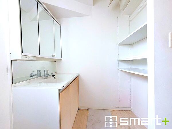 ～シャワー付き洗面台を採用～ ・洗面台の蛇口がホースで伸びシャワーとしてご利用可能。 ・朝の寝ぐせ直しなどにシャワーを使いたい時、洗面台の掃除をする際にも便利にお使いいただけますよ。 After