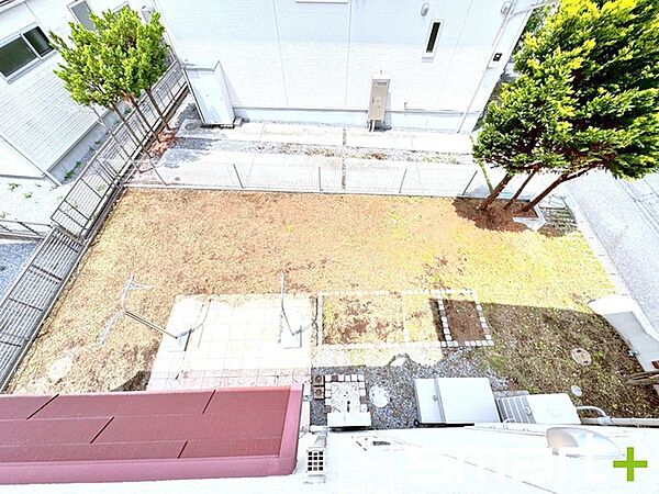 ～広々したお庭のある邸宅～ ・余裕の敷地には広いお庭もご用意。 ・ガーデニングや安らぎの空間として、倉庫を置いたりと様々な活用が可能です。 ・人工芝の敷設などもお気軽にご相談くださいませ。