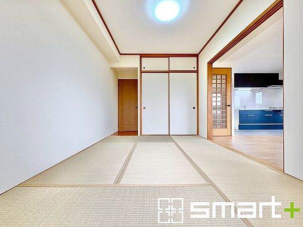 ～「和みの部屋」和室をご用意～ ・ゴロンと寝転がったり、お子様のいるご家庭ではお子様を寝かしつけたり、などご活用いただける和室をご用意。 ・やはり畳の香りは心が落ち着きますね。