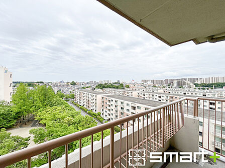 ～バルコニーからの眺望～ ・お部屋の延長として、外の空気を感じながらリラックスできるスペース。 ・周囲の景色や夕日を楽しむことも魅力のひとつです。 