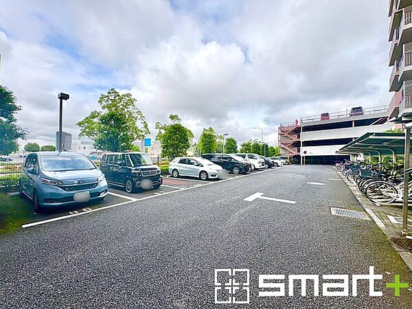 ～便利な平面駐車場～ ・広い敷地を活かした平面式の駐車場。車の出し入れが楽で利便性に優れます。 ・空き状況などもお気軽にお問い合わせくださいませ。