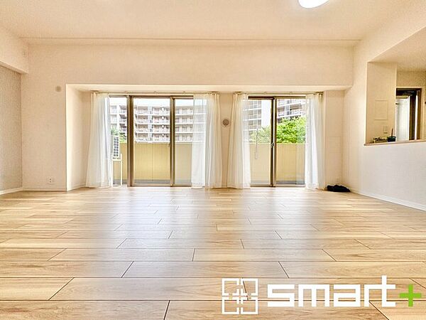 ～窓からはたっぷりの陽光～ ・大きな窓から明るい陽光が舞い込みお部屋全体を心地のよい空間に。 ・柔らかみのあるナチュラルカラーで、家具やカーテンの色も選びやすいですね。