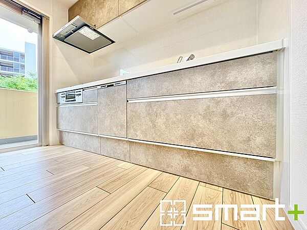 ～リビングを有効活用～ ・キッチンは対面式ではなく壁側にございますので、お部屋の中の空間を有効活用できます。 ・現地ではぜひ家具の配置などもイメージしながらご見学くださいませ。