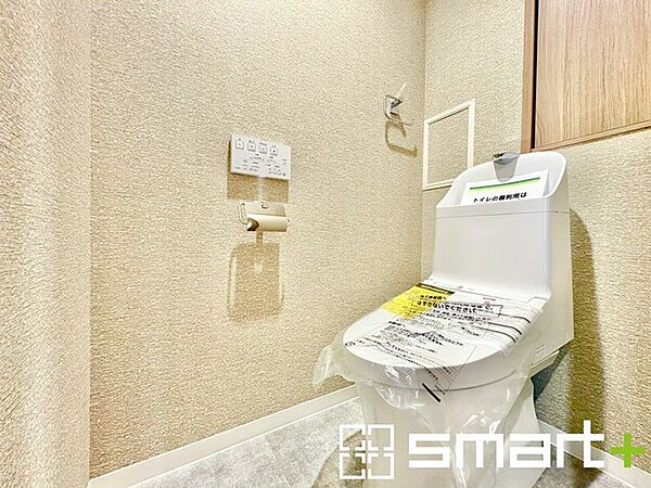 ～新品交換済みのトイレ～ ・温水洗浄機能付きに新品交換済みなので快適ですね。