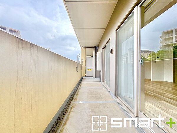 ～洗濯物も干しやすいバルコニー～ ・陽当たり良好な南側のバルコニーは毎日のお洗濯に大活躍。 ・物干し竿受けが標準装備されているのですぐにお使いいただけます。