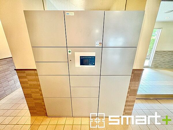～不在時も便利な宅配ボックス～ ・マンションエントランスに共用の宅配ボックスをご用意。 ・ネット注文も増えている中、不在時などにもお荷物の受取が可能です。