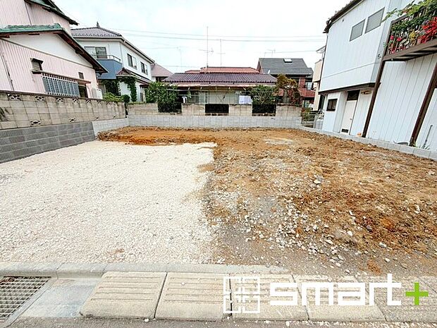 ~ベタ基礎でしっかりとした土台~ ・コンクリートの中に鉄筋を配し強度を高めた「ベタ基礎」を採用。 ・しっかりとした土台を造ったうえで、その上に建物が築造されていきます。