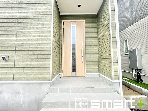 ～お住まいの顔「玄関」～ ・玄関ドアの上にはもちろん軒がございますので、雨の日でも濡れずに鍵の開閉が可能です。 ・鍵は防犯性に優れたディンプルキーを採用。