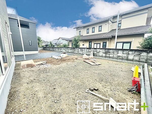 ～お庭もある余裕の敷地～ ・広々した敷地にはお庭もご用意。お庭があるだけで余裕を感じますね。 ・防草シートや人工芝の敷設などのオプションもお気軽にご相談くださいませ。