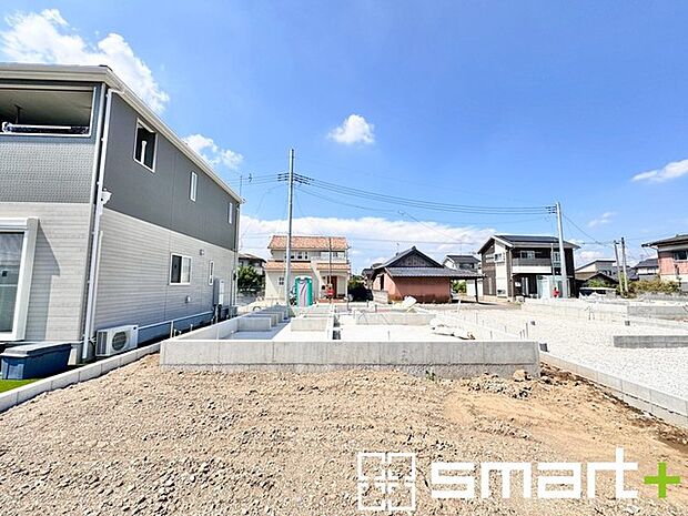 ~ベタ基礎でしっかりとした土台~ ・コンクリートの中に鉄筋を配し強度を高めた「ベタ基礎」を採用。 ・しっかりとした土台を造ったうえで、その上に建物が築造されていきます。