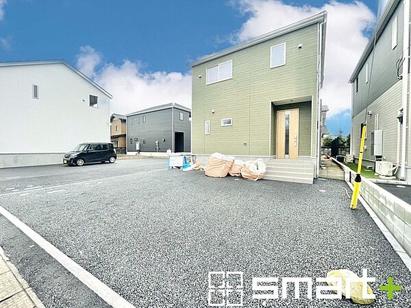 ～駐車場は2台分ご用意～ ・駐車場は2台分ございますので、車通勤の方や複数台お持ちの方にもお勧めのお住まいです。 ・カーポートなどのオプションもお気軽にご相談くださいませ。