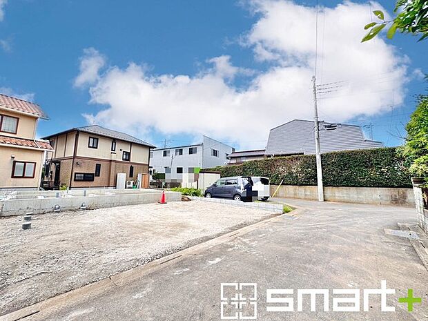 ~閑静な住宅街の立地~ ・周辺は閑静な住宅街となっておりますので、静かな暮らしをご実現いただけます。 ・前面道路の交通量も多くないので、小さなお子様がいるご家庭でもご安心ですね。
