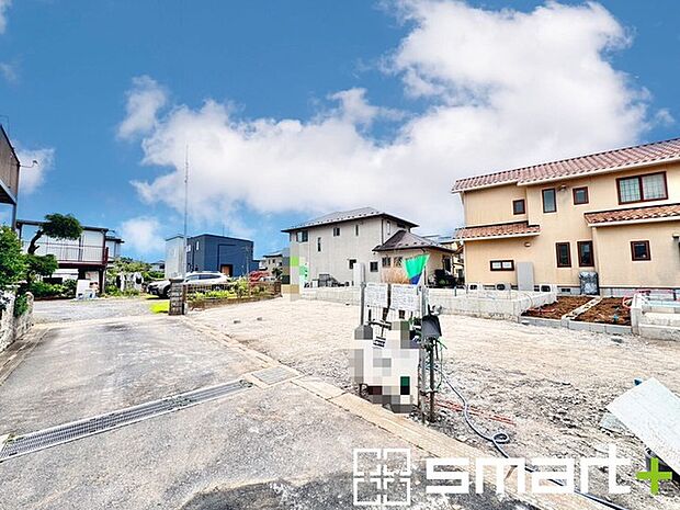 ~閑静な住宅街の立地~ ・周辺は閑静な住宅街となっておりますので、静かな暮らしをご実現いただけます。 ・前面道路の交通量も多くないので、小さなお子様がいるご家庭でもご安心ですね。