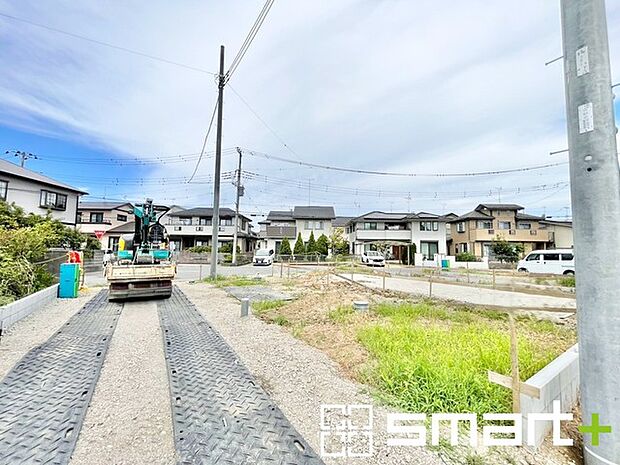 ～閑静な住宅街の立地～ ・周辺は閑静な住宅街となっておりますので、静かな暮らしをご実現いただけます。 ・前面道路の交通量も多くないので、小さなお子様がいるご家庭でもご安心ですね。 