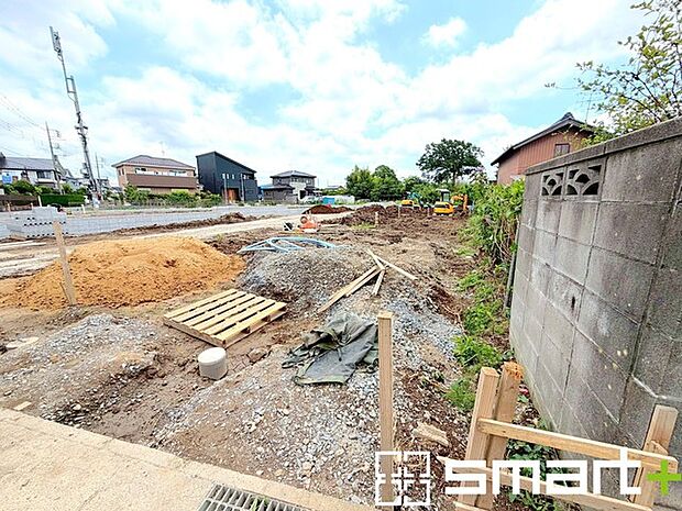 ~十分な広さのある前面道路~ ・前面道路は約5mございますので、お車でのすれ違いも楽々で余計なストレスがかかりません。 ・日々お車での移動が多い方には大切なポイントですね。