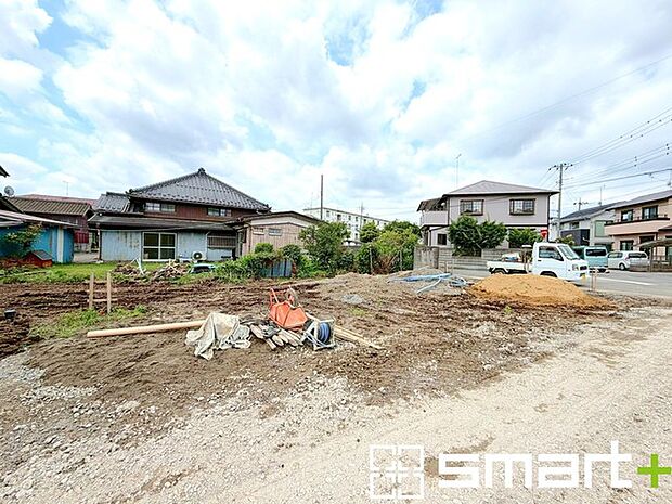 ~閑静な住宅街の立地~ ・周辺は閑静な住宅街となっておりますので、静かな暮らしをご実現いただけます。 ・前面道路の交通量も多くないので、小さなお子様がいるご家庭でもご安心ですね。
