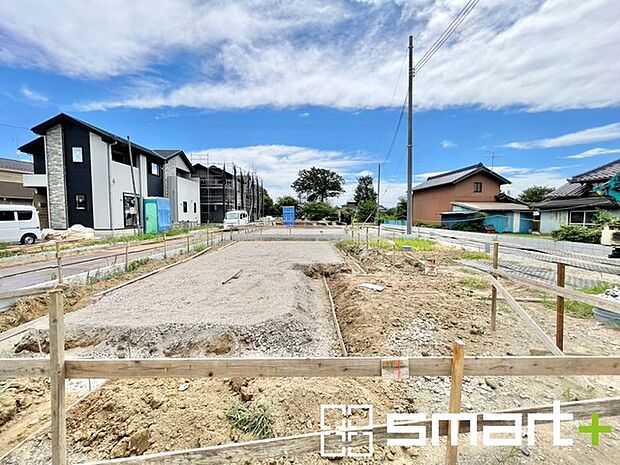 ～ベタ基礎でしっかりとした土台～ ・コンクリートの中に鉄筋を配し強度を高めた「ベタ基礎」を採用。 ・しっかりとした土台を造ったうえで、その上に建物が築造されていきます。 