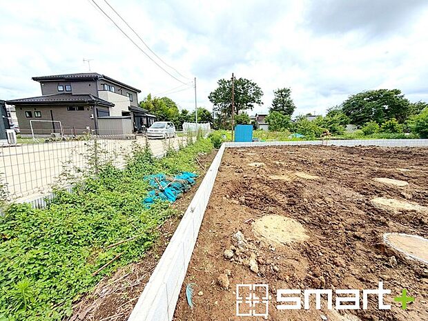 ～十分な広さのある前面道路～ ・前面道路は約6ｍございますので、お車でのすれ違いも楽々で余計なストレスがかかりません。 ・日々お車での移動が多い方には大切なポイントですね。 
