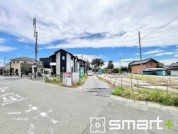 ～閑静な住宅街の立地～ ・周辺は閑静な住宅街となっておりますので、静かな暮らしをご実現いただけます。 ・前面道路の交通量も多くないので、小さなお子様がいるご家庭でもご安心ですね。 