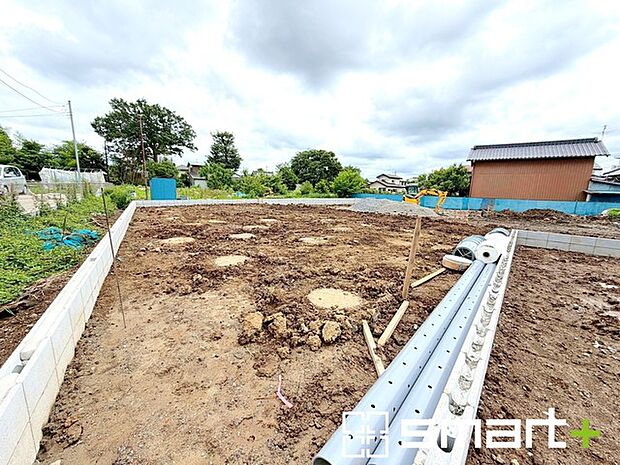 ～閑静な住宅街の立地～ ・周辺は閑静な住宅街となっておりますので、静かな暮らしをご実現いただけます。 ・前面道路の交通量も多くないので、小さなお子様がいるご家庭でもご安心ですね。 