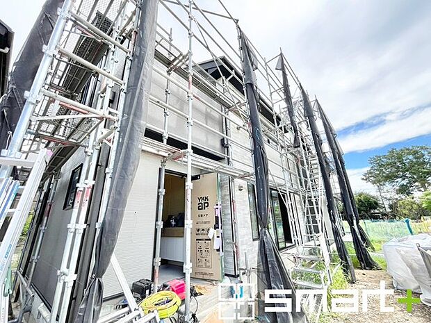 ～ベタ基礎でしっかりとした土台～ ・コンクリートの中に鉄筋を配し強度を高めた「ベタ基礎」を採用。 ・しっかりとした土台を造ったうえで、その上に建物が築造されていきます。 