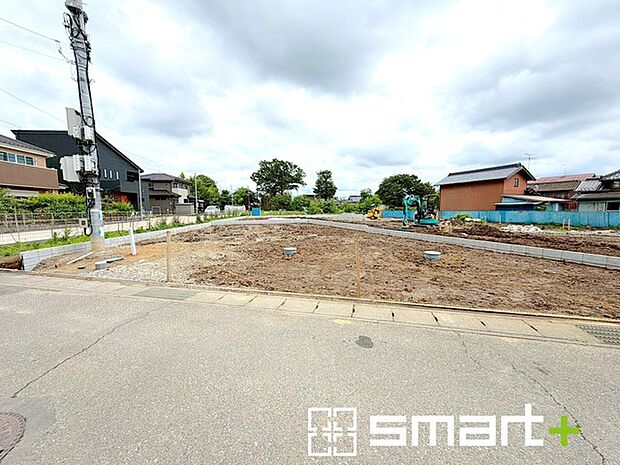 ~十分な広さのある前面道路~ ・前面道路は約6mございますので、お車でのすれ違いも楽々で余計なストレスがかかりません。 ・日々お車での移動が多い方には大切なポイントですね。