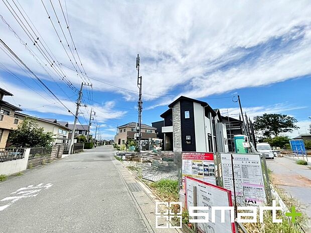 ~閑静な住宅街の立地~ ・周辺は閑静な住宅街となっておりますので、静かな暮らしをご実現いただけます。 ・前面道路の交通量も多くないので、小さなお子様がいるご家庭でもご安心ですね。