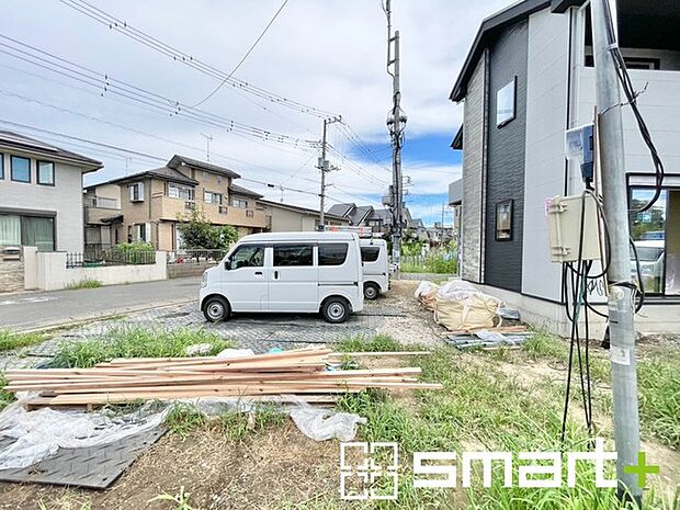 ~ベタ基礎でしっかりとした土台~ ・コンクリートの中に鉄筋を配し強度を高めた「ベタ基礎」を採用。 ・しっかりとした土台を造ったうえで、その上に建物が築造されていきます。