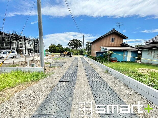～閑静な住宅街の立地～ ・周辺は閑静な住宅街となっておりますので、静かな暮らしをご実現いただけます。 ・前面道路の交通量も多くないので、小さなお子様がいるご家庭でもご安心ですね。 
