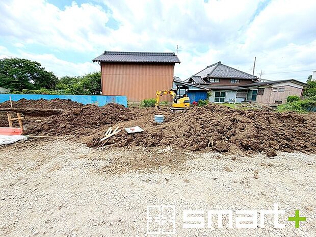 ~十分な広さのある前面道路~ ・前面道路は約5mございますので、お車でのすれ違いも楽々で余計なストレスがかかりません。 ・日々お車での移動が多い方には大切なポイントですね。