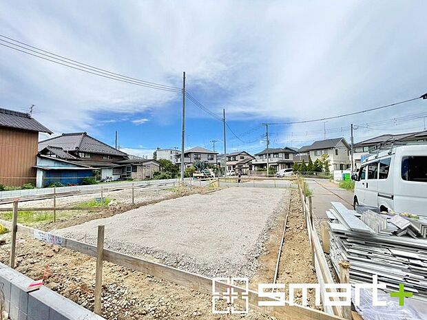 ~ベタ基礎でしっかりとした土台~ ・コンクリートの中に鉄筋を配し強度を高めた「ベタ基礎」を採用。 ・しっかりとした土台を造ったうえで、その上に建物が築造されていきます。