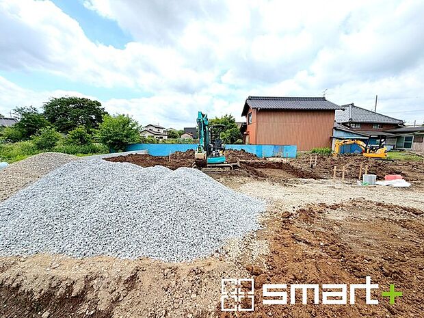 ~十分な広さのある前面道路~ ・前面道路は約5mございますので、お車でのすれ違いも楽々で余計なストレスがかかりません。 ・日々お車での移動が多い方には大切なポイントですね。