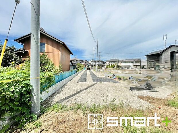 ~閑静な住宅街の立地~ ・周辺は閑静な住宅街となっておりますので、静かな暮らしをご実現いただけます。 ・前面道路の交通量も多くないので、小さなお子様がいるご家庭でもご安心ですね。