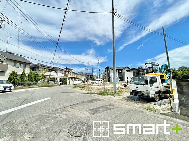 ~十分な広さのある前面道路~ ・前面道路は約5mございますので、お車でのすれ違いも楽々で余計なストレスがかかりません。 ・日々お車での移動が多い方には大切なポイントですね。
