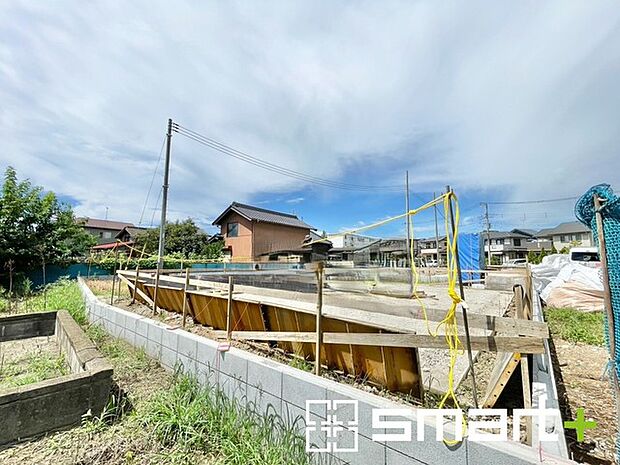 ~ベタ基礎でしっかりとした土台~ ・コンクリートの中に鉄筋を配し強度を高めた「ベタ基礎」を採用。 ・しっかりとした土台を造ったうえで、その上に建物が築造されていきます。