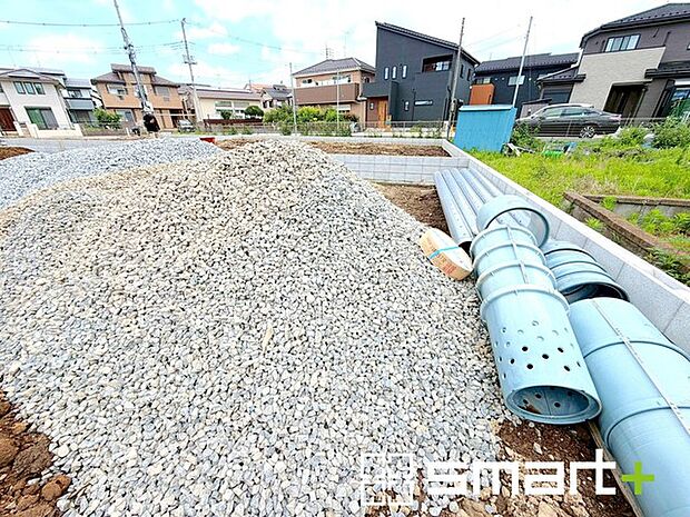 ～ベタ基礎でしっかりとした土台～ ・コンクリートの中に鉄筋を配し強度を高めた「ベタ基礎」を採用。 ・しっかりとした土台を造ったうえで、その上に建物が築造されていきます。 
