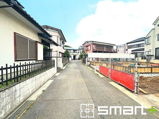 ~十分な広さのある前面道路~ ・前面道路は約4mございますので、お車でのすれ違いも可能で余計なストレスがかかりません。 ・日々お車での移動が多い方には大切なポイントですね。