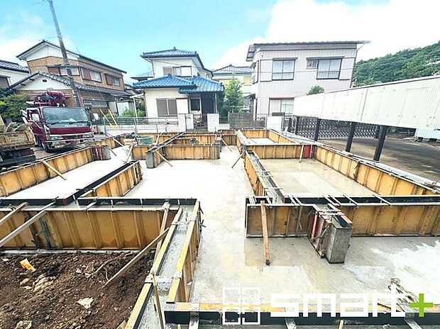 ～ベタ基礎でしっかりとした土台～ ・コンクリートの中に鉄筋を配し強度を高めた「ベタ基礎」を採用。 ・しっかりとした土台を造ったうえで、その上に建物が築造されていきます。 