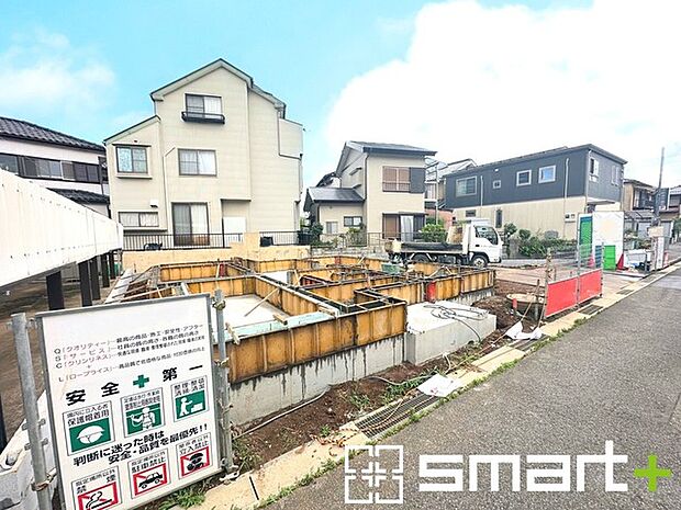 ~閑静な住宅街の立地~ ・周辺は閑静な住宅街となっておりますので、静かな暮らしをご実現いただけます。 ・前面道路の交通量も多くないので、小さなお子様がいるご家庭でもご安心ですね。
