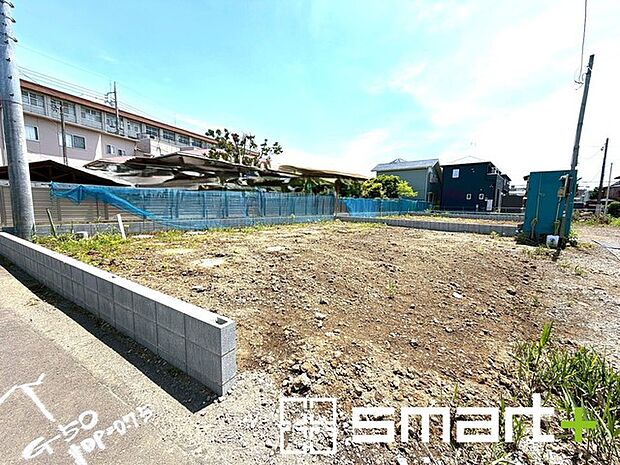 ～閑静な住宅街の立地～ ・周辺は閑静な住宅街となっておりますので、静かな暮らしをご実現いただけます。 ・前面道路の交通量も多くないので、小さなお子様がいるご家庭でもご安心ですね。 