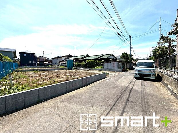 ~十分な広さのある前面道路~ ・前面道路は約4mございますので、お車でのすれ違いも可能で余計なストレスがかかりません。 ・日々お車での移動が多い方には大切なポイントですね。