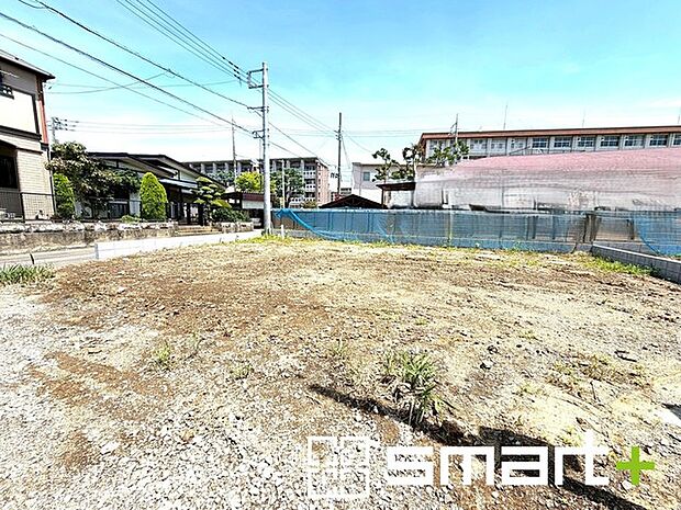 ~ベタ基礎でしっかりとした土台~ ・コンクリートの中に鉄筋を配し強度を高めた「ベタ基礎」を採用。 ・しっかりとした土台を造ったうえで、その上に建物が築造されていきます。
