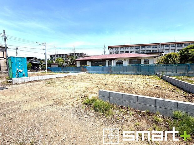 ～閑静な住宅街の立地～ ・周辺は閑静な住宅街となっておりますので、静かな暮らしをご実現いただけます。 ・前面道路の交通量も多くないので、小さなお子様がいるご家庭でもご安心ですね。 