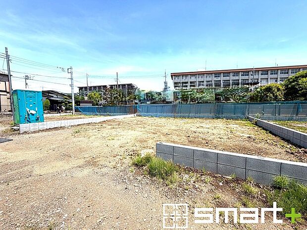 ~閑静な住宅街の立地~ ・周辺は閑静な住宅街となっておりますので、静かな暮らしをご実現いただけます。 ・前面道路の交通量も多くないので、小さなお子様がいるご家庭でもご安心ですね。