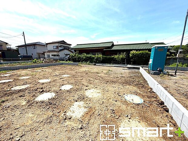 ~ベタ基礎でしっかりとした土台~ ・コンクリートの中に鉄筋を配し強度を高めた「ベタ基礎」を採用。 ・しっかりとした土台を造ったうえで、その上に建物が築造されていきます。