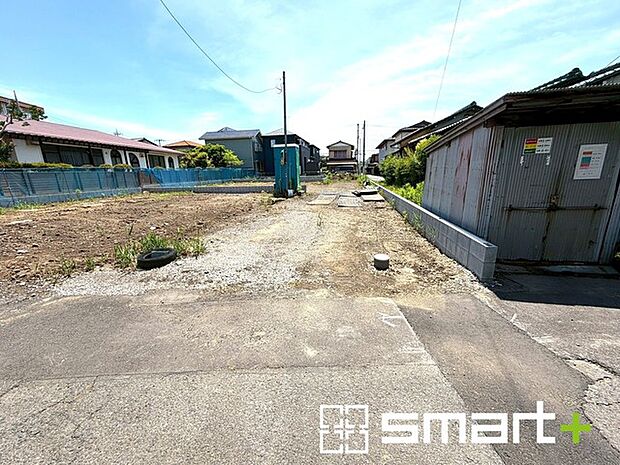 ～閑静な住宅街の立地～ ・周辺は閑静な住宅街となっておりますので、静かな暮らしをご実現いただけます。 ・前面道路の交通量も多くないので、小さなお子様がいるご家庭でもご安心ですね。 