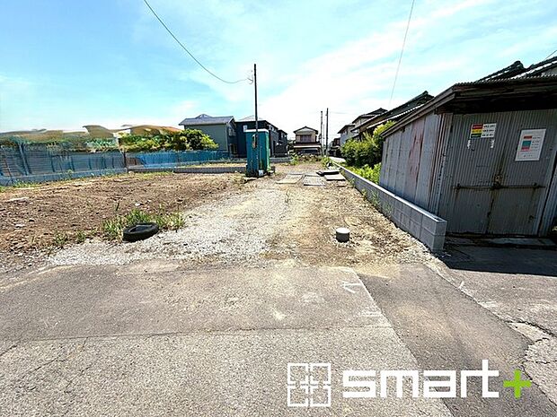 ~閑静な住宅街の立地~ ・周辺は閑静な住宅街となっておりますので、静かな暮らしをご実現いただけます。 ・前面道路の交通量も多くないので、小さなお子様がいるご家庭でもご安心ですね。